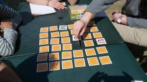 Al parco del Mauriziano con la carte di Verba Volant gioco di carte da tavola di Giovani nel Tempo