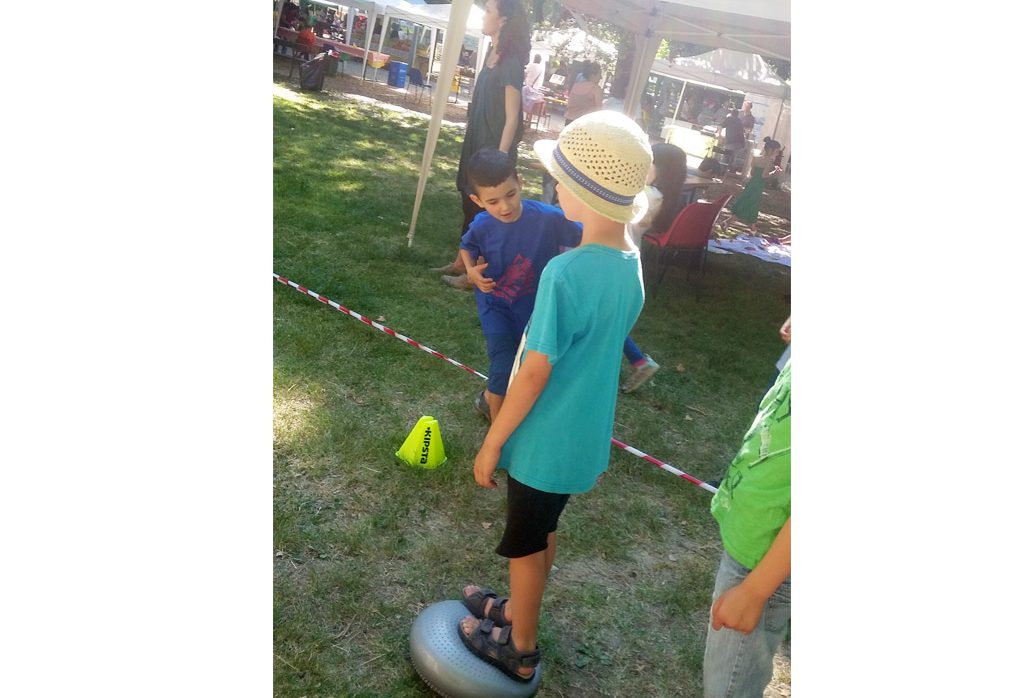 Bambino che fa il percorso del gioco in movimento di giovani nel tempo