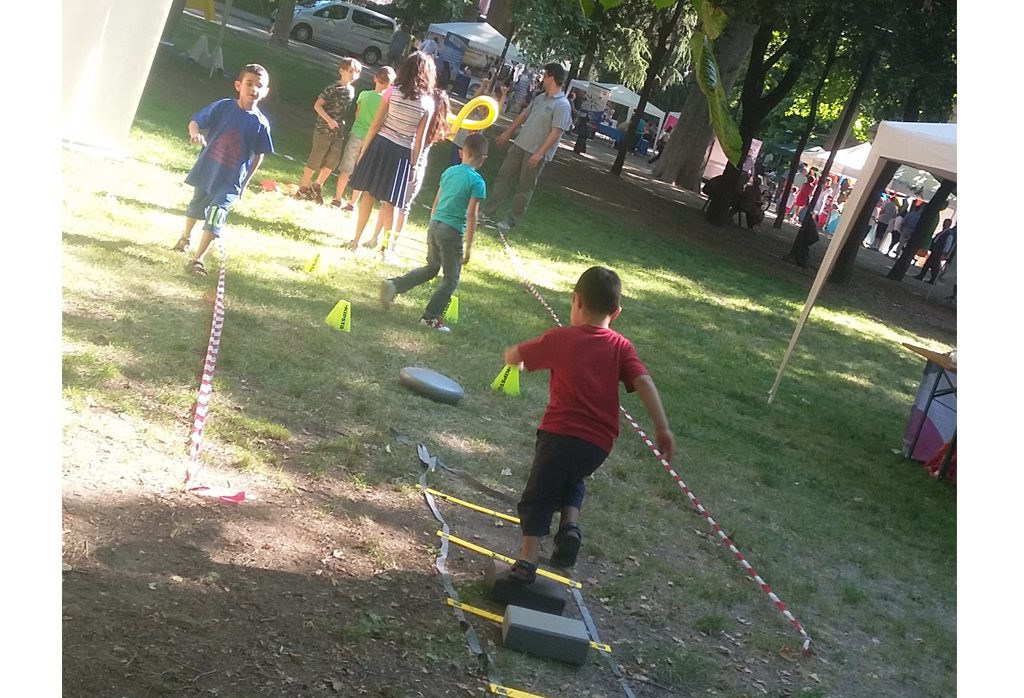 bambini che giocano con il percorso di GnT bambini che giocano con il percorso di GnT