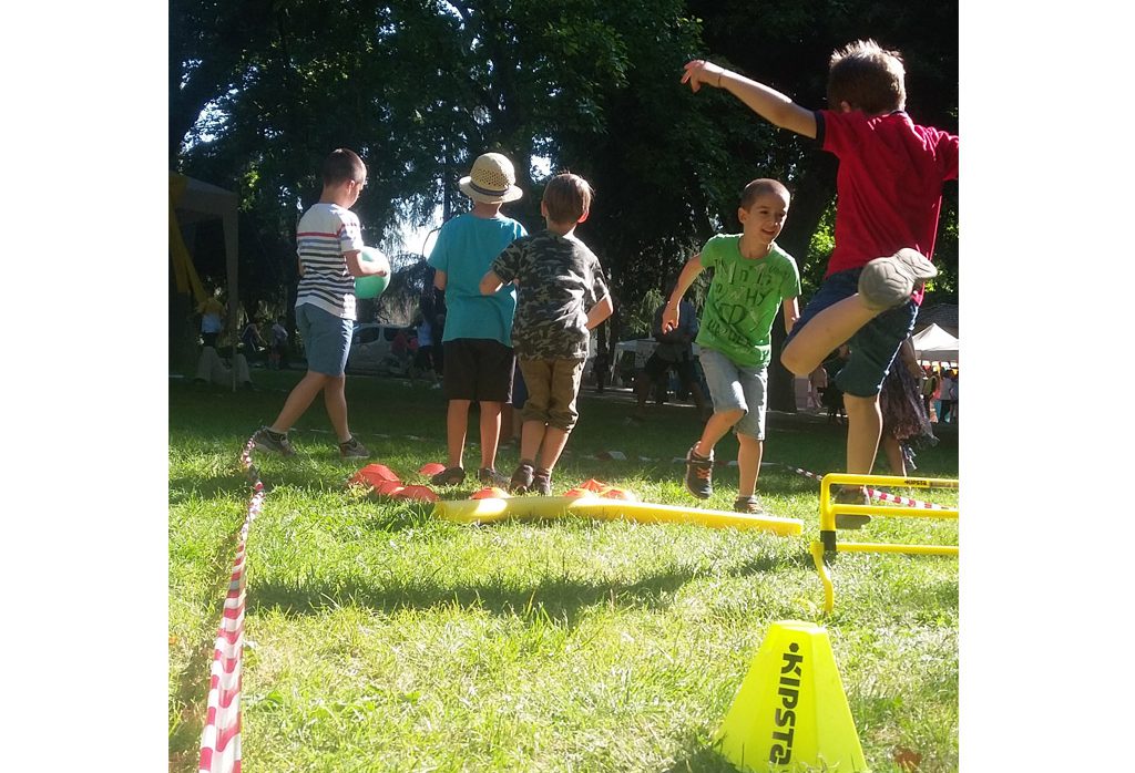 bambini che giocano con il percorso di GnT bambini che giocano con il percorso di GnT
